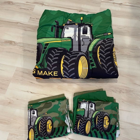 John Deere Comforter and curtains - Picture 1 of 7